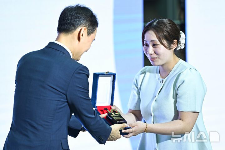[인천공항=뉴시스] 박주성 기자 = 인천공항이 누적 여객 10억명을 달성한 7일 인천국제공항 제2여객터미널에서 김범호(왼쪽) 인천국제공항공사 사장직무대행이 10억 번째 여행객인 하라 아야카(일본)에게 기념패를 전달하고 있다. (공동취재) 2026.07.07. photo@newsis.com