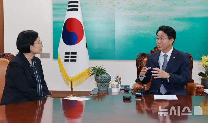[서울=뉴시스] 고범준 기자 = 조정식 국회의장이 7일 서울 여의도 국회의장 집무실에서 한성숙 국무총리를 접견하고 있다. (공동취재) 2026.07.07. bjko@newsis.com