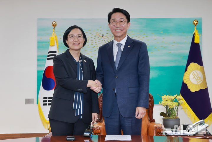 [서울=뉴시스] 고범준 기자 = 조정식 국회의장이 7일 서울 여의도 국회의장 집무실에서 한성숙 국무총리를 접견하며 기념촬영을 하고 있다. (공동취재) 2026.07.07. bjko@newsis.com