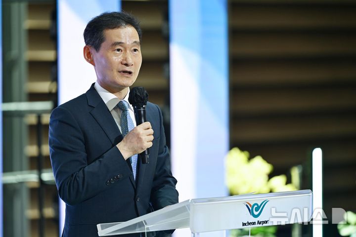 [인천공항=뉴시스] 박주성 기자 = 김범호 인천국제공항공사 사장직무대행이 7일 인천국제공항 제2여객터미널에서 열린 인천공항 누적 여객 10억명 달성 기념식에 참석해 기념사를 하고 있다. (공동취재) 2026.07.07. photo@newsis.com
