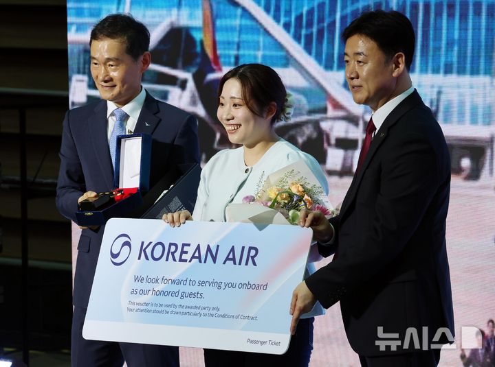 [인천공항=뉴시스] 박주성 기자 = 김범호 인천국제공항공사 사장직무대행이 7일 인천국제공항 제2여객터미널에서 열린 인천공항 누적 여객 10억명 달성 기념식에 참석해 10억번째 탑승객인 하라 아야카씨에게 꽃다발과 기념품을 전달하고 있다. (공동취재) 2026.07.07. photo@newsis.com