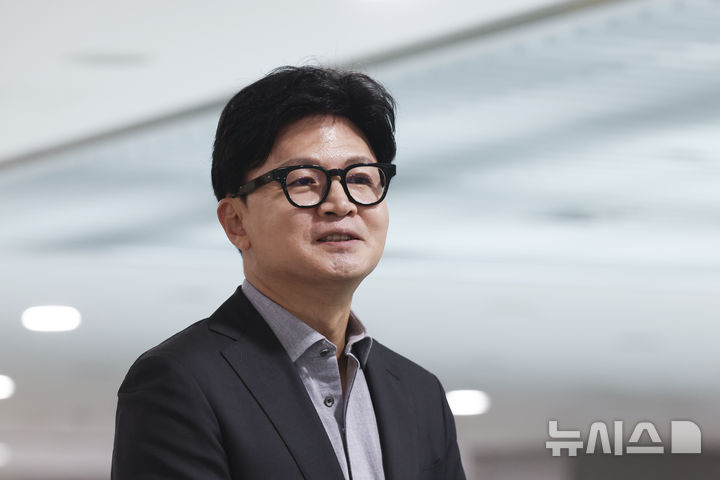 [서울=뉴시스] 김근수 기자 = 한동훈 무소속 의원이 7일 오후 서울 여의도 의원회관에서 국민의힘 유의동 의원실 주최로 열린 KTX 경기남부역사 신설 토론회를 마치고 취재진 질의에 답하고 있다. 2026.07.07. ks@newsis.com