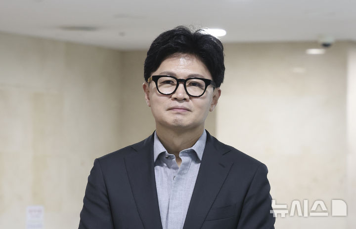 [서울=뉴시스] 김근수 기자 = 한동훈 무소속 의원이 7일 오후 서울 여의도 의원회관에서 국민의힘 유의동 의원실 주최로 열린 KTX 경기남부역사 신설 토론회를 마치고 취재진 질의에 답하고 있다. 2026.07.07. ks@newsis.com