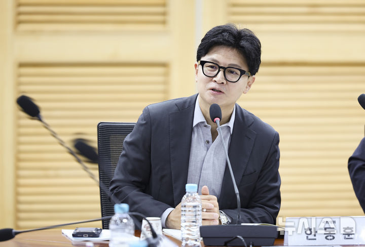 [서울=뉴시스] 김근수 기자 = 한동훈 무소속 의원이 7일 오후 서울 여의도 의원회관에서 국민의힘 유의동 의원실 주최로 열린 KTX 경기남부역사 신설 토론회에서 축사를 하고 있다. 2026.07.07. ks@newsis.com