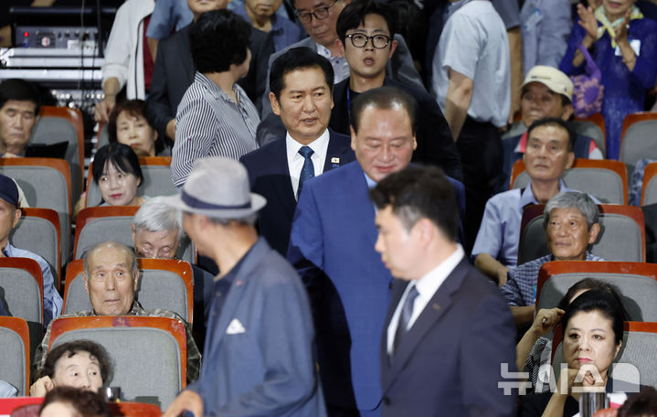 [서울=뉴시스] 김혜진 기자 = 정청래 더불어민주당 전 대표가 7일 서울 마포구청에서 열린 유동균 구청장 취임식에 참석하고 있다. 2026.07.07. jini@newsis.com