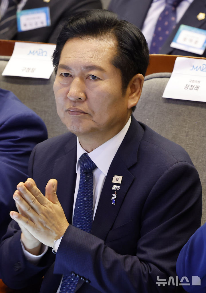 [서울=뉴시스] 김혜진 기자 = 정청래 더불어민주당 전 대표가 7일 서울 마포구청에서 열린 유동균 구청장 취임식에서 박수치고 있다. 2026.07.07. jini@newsis.com