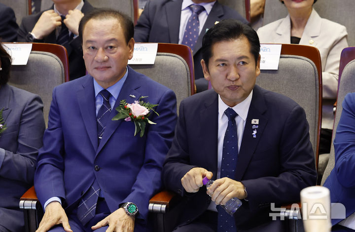 [서울=뉴시스] 김혜진 기자 = 정청래 더불어민주당 전 대표가 7일 서울 마포구청에서 열린 유동균 구청장 취임식에 참석해 있다. 2026.07.07. jini@newsis.com