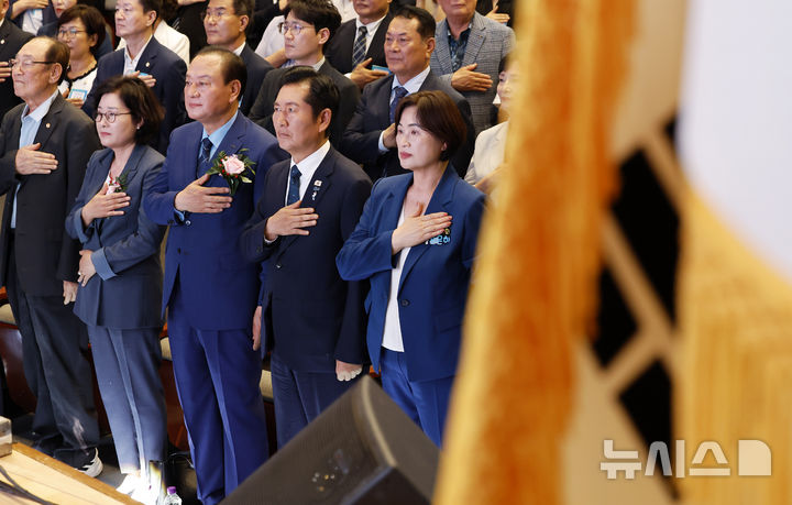 [서울=뉴시스] 김혜진 기자 = 정청래 더불어민주당 전 대표가 7일 서울 마포구청에서 열린 유동균 구청장 취임식에서 국기에 경례하고 있다. 2026.07.07. jini@newsis.com