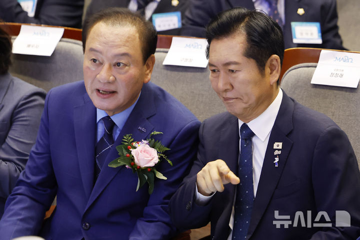 [서울=뉴시스] 김혜진 기자 = 유동균(왼쪽) 마포구청장과 정청래 더불어민주당 전 대표가 7일 서울 마포구청에서 열린 구청장 취임식에서 대화를 나누고 있다. 2026.07.07. jini@newsis.com