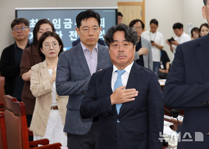 [세종=뉴시스] 배훈식 기자 = 권순원 최저임금위원회 위원장이 지난 7일 오후 세종시 정부세종청사에서 열린 최저임금위 제12차 전원회의에서 국민의례를 하고 있다. 2026.07.07. dahora83@newsis.com