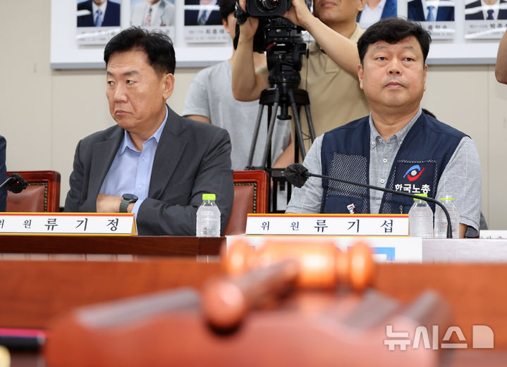 [세종=뉴시스] 배훈식 기자 = 류기정(왼쪽) 최저임금위원회 사용자 위원과 류기섭 근로자 위원이 7일 오후 세종시 정부세종청사에서 열린 최저임금위 제12차 전원회의에서 나란히 앉아 다른 곳을 바라보고 있다. 2026.07.07. dahora83@newsis.com