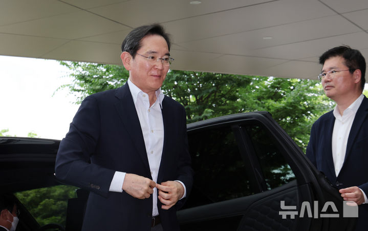 [서울=뉴시스] 박주성 기자 = 이재용 삼성전자 회장이 7일 서울 강서구 김포국제공항 비즈니스센터로 출국하고 있다.&nbsp; 이 회장은 '억만장자들의 여름캠프'로 불리는 미국 '선밸리 콘퍼런스'에 2년 연속 참석할 예정이다. 2026.07.07 park7691@newsis.com
