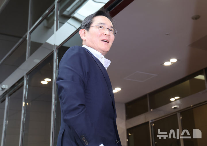 [서울=뉴시스] 박주성 기자 = 이재용 삼성전자 회장이 7일 서울 강서구 김포국제공항 비즈니스센터로 출국하고 있다. 이 회장은 '억만장자들의 여름캠프'로 불리는 미국 '선밸리 콘퍼런스'에 2년 연속 참석할 예정이다. 2026.07.07 park7691@newsis.com