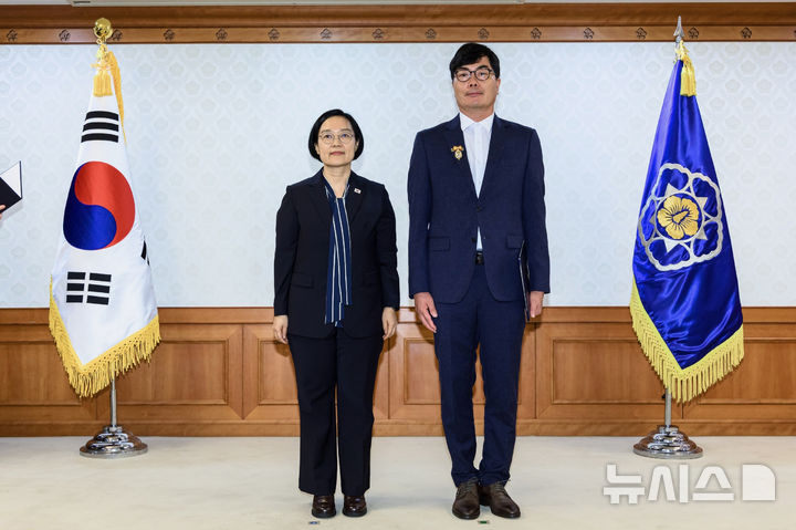 [전남광주=뉴시스] 전남광주통합특별시 오문교 사무관(사진 오른쪽) 적극행정 대통령 표창. (사진=전남광주특별시청 제공). photo@newsis.com *재판매 및 DB 금지
