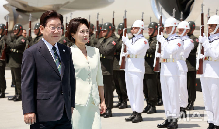[앙카라=뉴시스] 조성봉 기자 = 북대서양조약기구(NATO·나토) 정상회의에 참석하는 이재명 대통령과 김혜경 여사가 7일(현지 시간) 튀르키예 앙카라 에센보아 국제공항에 도착해 이동하고 있다. 2026.07.07. suncho21@newsis.com