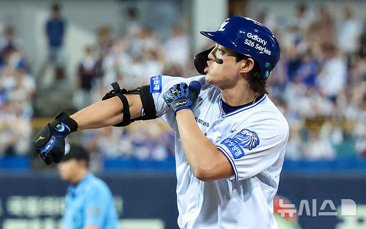 [대구=뉴시스] 이무열 기자 = 7일 대구 수성구 삼성라이온즈파크에서 열린 2026 신한 SOL KBO리그 LG 트윈스와 삼성 라이온즈 경기, 5회말 1사 주자 1,2루 상황에서 삼성 구자욱이 1타점 적시타를 친 뒤 기뻐하고 있다. 2026.07.07. lmy@newsis.com