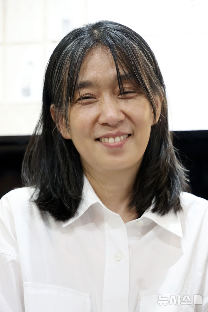 [서울=뉴시스] 박진희 기자 = 한강 작가가 7일 서울 종로구 독립서점 ‘책방오늘’에서 인터뷰 하고 있다. '책방오늘'은 오늘을 마지막으로 영업을 종료한다. 2026.07.07. pak7130@newsis.com