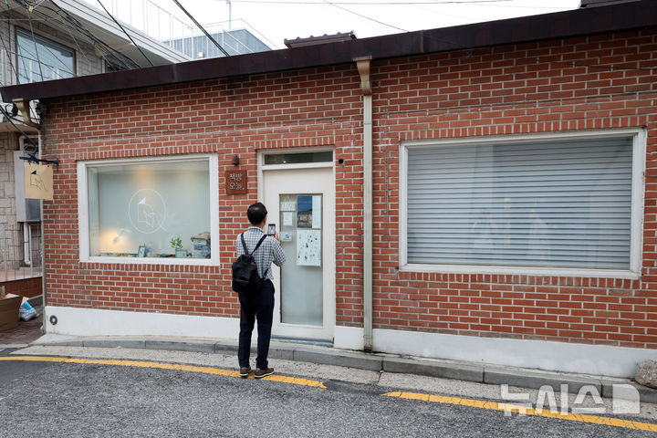 [서울=뉴시스] 박진희 기자 = 노벨문학상 수상자 작가 한강의 서울 종로구 독립서점 ‘책방오늘’이 7일 마지막 영업을 종료했다. '책방오늘'은 오늘을 마지막으로 영업을 종료한다. 2026.07.07. pak7130@newsis.com
