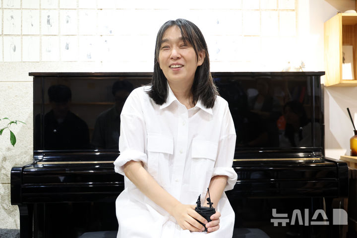 [서울=뉴시스] 박진희 기자 = 한강 작가가 7일 서울 종로구 독립서점 ‘책방오늘’에서 인터뷰 하고 있다. '책방오늘'은 오늘을 마지막으로 영업을 종료한다. 2026.07.07. pak7130@newsis.com