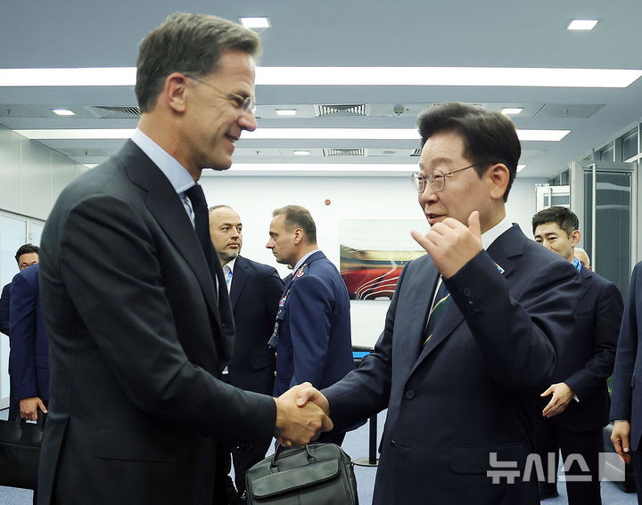 [앙카라=뉴시스] 조성봉 기자 = 이재명 대통령과 마르크 뤼터 북대서양조약기구(NATO·나토) 사무총장이 7일(현지 시간) 튀르키예 앙카라 컨벤션센터에서 대화하고 있다. 2026.07.07. suncho21@newsis.com