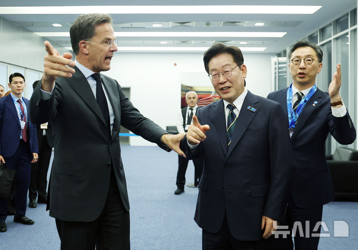 [앙카라=뉴시스] 조성봉 기자 = 이재명 대통령과 마르크 뤼터 북대서양조약기구(NATO·나토) 사무총장이 7일(현지 시간) 튀르키예 앙카라 컨벤션센터에서 대화하며 기념촬영 장소로 이동하고 있다. 2026.07.07. suncho21@newsis.com