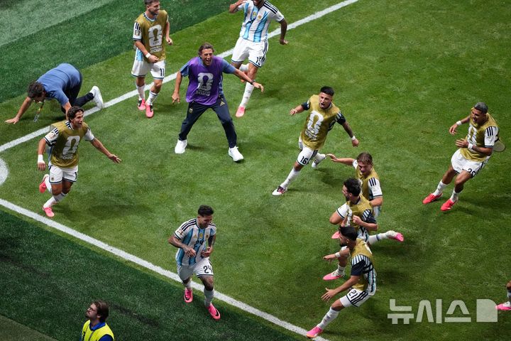 [애틀랜타=AP/뉴시스] 아르헨티나의 엔소 페르난데스(왼쪽)가 7일(현지 시간) 미 조지아주 애틀랜타 스타디움에서 열린 2026 북중미 월드컵 16강전 이집트와 경기 후반 추가 시간 역전 골을 넣은 후 동료들과 환호하고 있다. 0-2로 뒤지던 아르헨티나는 경기 종료 11분을 남기고 메시의 동점 골 등 3골을 몰아넣어 3-2 역전승을 거두고 8강에 합류했다. 2026.07.08.