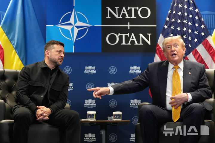 [앙카라=AP/뉴시스]튀르키예 수도 앙카라에서 열린 북대서양조약기구(NATO) 정상회의에 참석한 도널드 트럼프 미 대통령(오른쪽)과 볼로디미르 젤렌스키 우크라이나 대통령이 8일(현지시각) 회담했다. 트럼프가 이날 우크라이나에게 패트리어트 미사일 생산 면허를 주겠다고 약속했다. 2026.7.9.