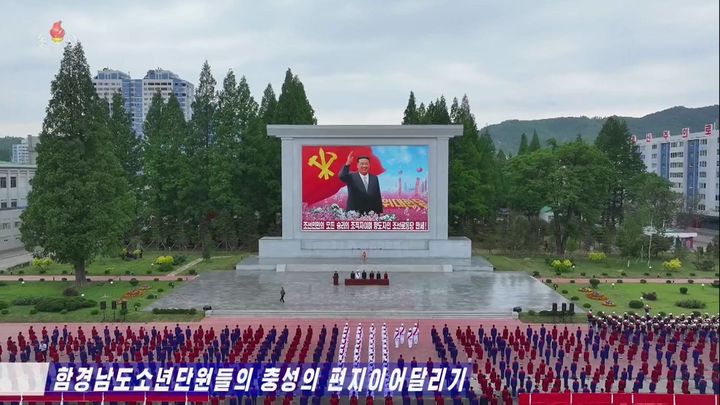 [서울=뉴시스]지난해 3월 함흥 중심가에 설치된 김정은 모자이크 벽화 앞 광장에서 지난 5월 어린이들의 충성 맹세 집회가 열리고 있다. (출처=조선 중앙 TV 캡처) 2026.7.8. *재판매 및 DB 금지