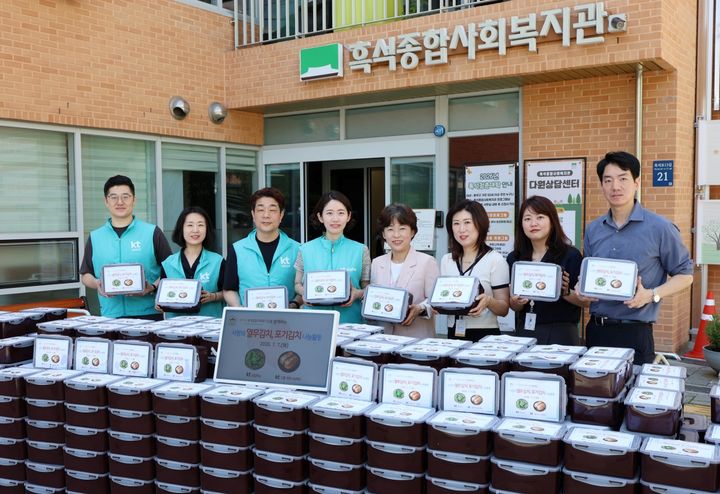[서울=뉴시스] KT알파가 7일 서울 동작구 흑석종합사회복지관에서 동작구 내 취약계층 주민들의 건강한 여름나기를 위한 김치 나눔 행사를 진행했다. KT알파, KT그룹희망나눔재단, 복지관 관계자들이 기념 촬영하는 모습. (사진=KT알파 쇼핑 제공) 2026.07.08. photo@newsis.com *재판매 및 DB 금지