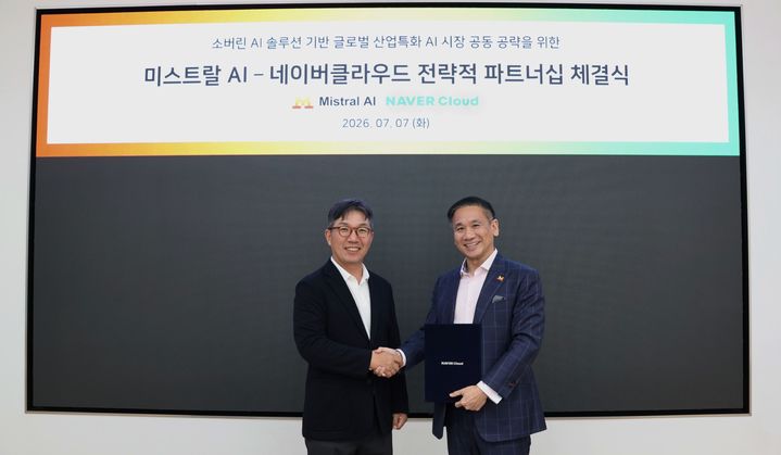 네이버클라우드와 미스트랄AI가 전략적 파트너십을 체결했다. 사진은 왼쪽부터 네이버클라우드 김유원 대표, 미스트랄AI 제프 순 APAC 대표. 2026.07.08. (사진=네이버클라우드 제공) *재판매 및 DB 금지