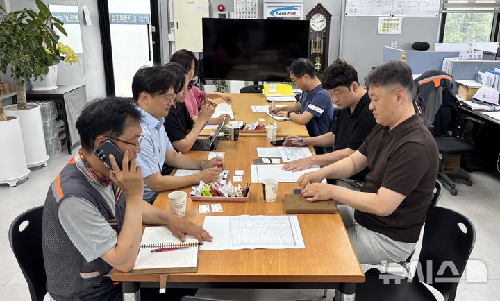 [서울=뉴시스] 한국해양교통안전공단(KOMSA) 관계자들이 지난 1일 전남 목포시에서 국고여객선 '섬사랑7호' 건조 관계자들과 도면승인 공정관리 서비스 운영방안을 논의하고 있다.