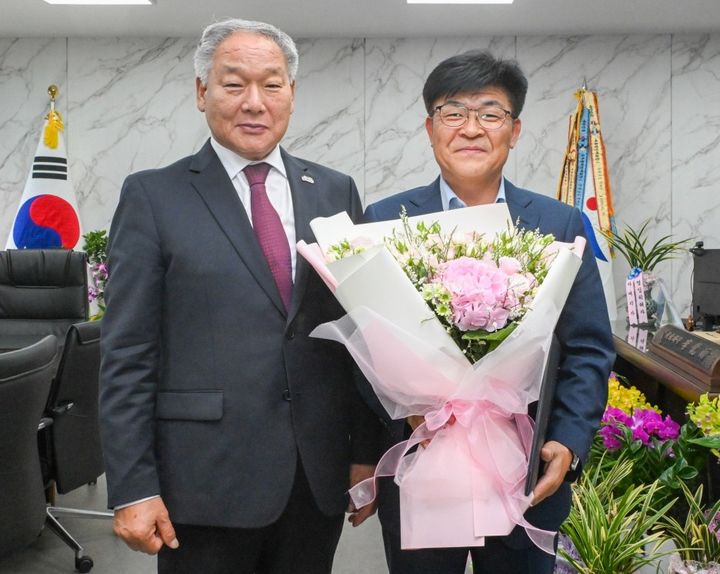 [부여=뉴시스] 이동유(오른쪽) 부여군 부군수가 이용우 군수로부터 임용장을 받은 뒤 기념사진을 찍고 있다. (사진= 부여군 제공) *재판매 및 DB 금지