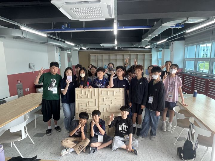 [세종=뉴시스] 목공수업이 끝나고 학생들이 기념 사진을 찍고 있다.(사진=세종시교육청).2026.07.08. photo@newsis.com. *재판매 및 DB 금지