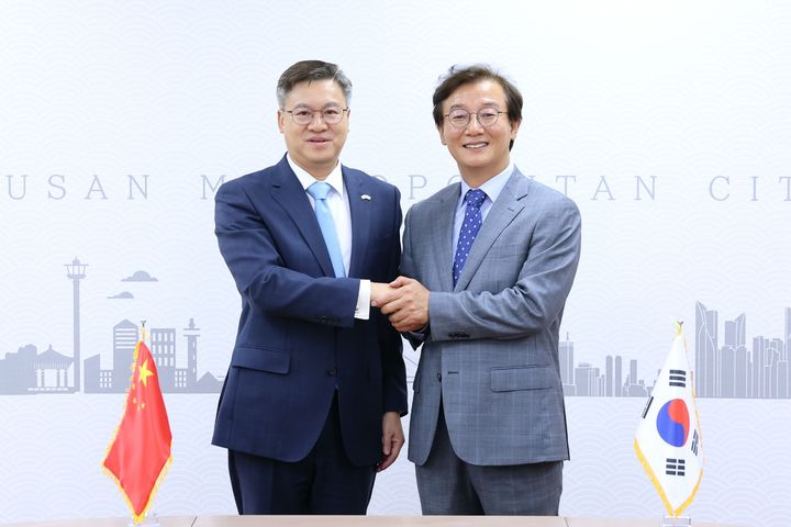 [부산=뉴시스] 전재수 부산시장이 지난 7일 시청 국제의전실에서 진일표 주부산 중국 총영사를 접견하고 양측 교류 활성화 방안을 논의했다. (사진=부산시 제공) 2026.07.08. photo@newsis.com *재판매 및 DB 금지