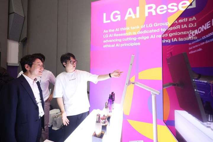 [서울=뉴시스] 서울 코엑스에서 진행한 ICML 2026 LG AI연구원 부스에서 임우형 LG AI연구원 공동 연구원장(사진 왼쪽)이 탈모 관리 신소재 람시딜 설명을 듣고 있는 모습. (사진=LG 제공) 2026.07.08. photo@newsis.com *재판매 및 DB 금지