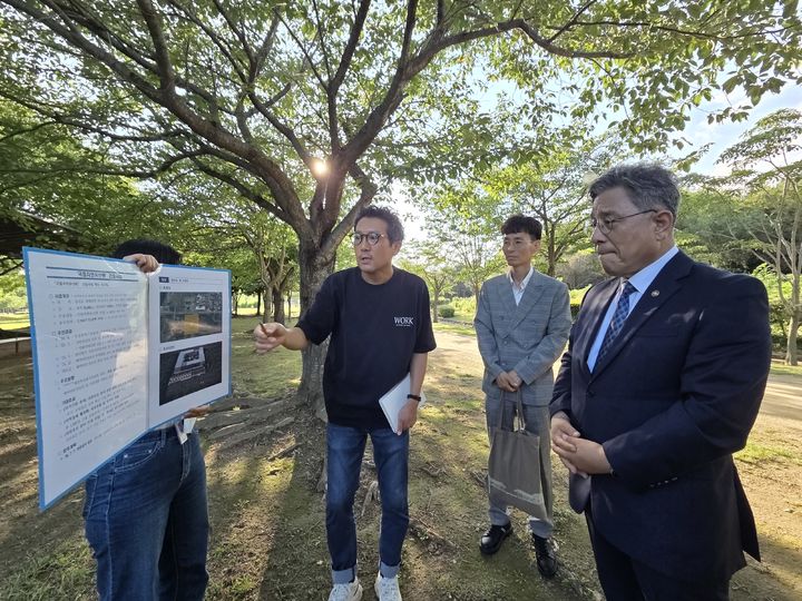 [서울=뉴시스] 지난 6일 허민 국가유산청장이 국립자연유산원 건립 대상부지 현장점검에 나선 모습 (사진=국가유산청 제공) 2026.07.08. photo@newsis.com *재판매 및 DB 금지