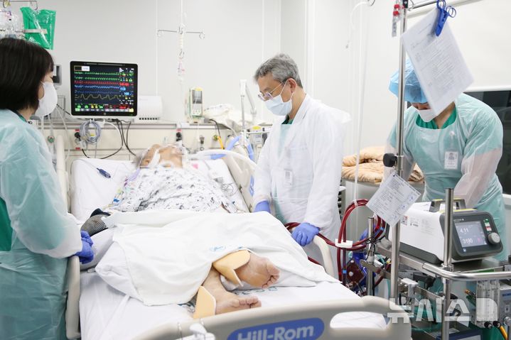 [서울=뉴시스] 강필제 서울아산병원 에크모팀장(오른쪽 두 번째)이 에크모 유지 환자의 상태를 살펴보고 있다. (사진= 서울아산병원 제공)