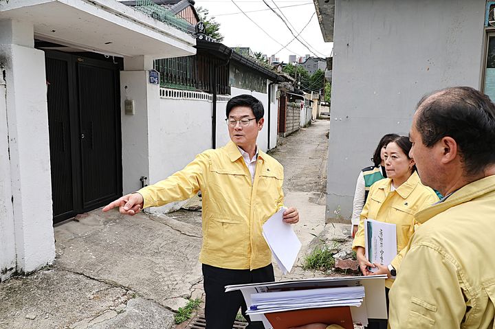 [원주=뉴시스]  이덕화 기자 = 구자열 원주시장이 상습 침수지역인 단계동 18통 현장을 찾아 안전점검을 하고 있다. 2026.07.08. photo@newsis.com  *재판매 및 DB 금지