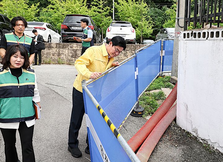 [원주=뉴시스]  이덕화 기자 = 구자열 원주시장이 상습 침수지역인 단계동 18통 현장을 찾아 안전점검을 하고 있다. 2026.07.08. photo@newsis.com  *재판매 및 DB 금지
