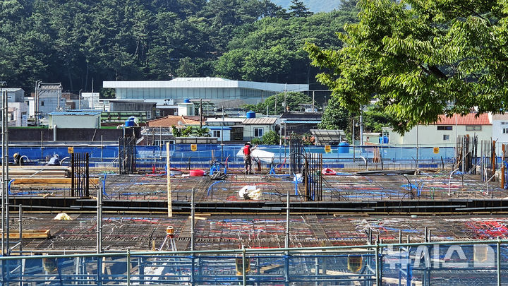 [남해=뉴시스]경남 남해군청 신청사 건설현장 모습.