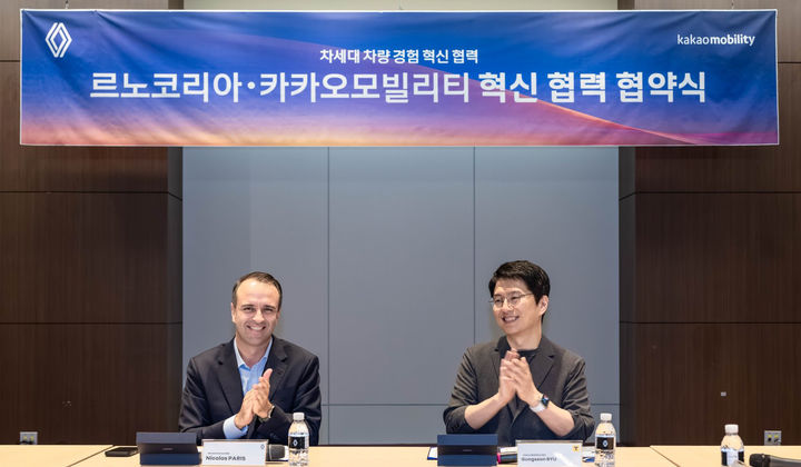 르노코리아가 카카오모빌리티와 ‘차세대 차량 경험 혁신을 위한 업무협약’을 체결했다. 왼쪽부터 르노코리아 니콜라 파리 사장, 카카오모빌리티 류긍선 대표. (사진제공=르노코리아) *재판매 및 DB 금지