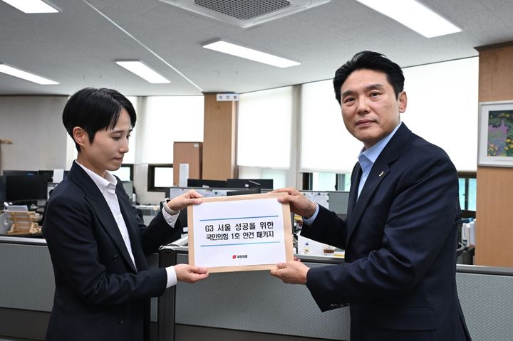 [서울=뉴시스]김길영 국민의힘 대표의원이 제12대 시의회 1·2호 의안을 공식 제출하고 있다. (사진=서울시의회 제공) 2026.07.08. photo@newsis.com  *재판매 및 DB 금지