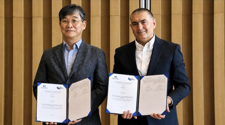 한정훈 누리플렉스 사장(왼쪽)가 우마르 아사도프 하비불라예비치(Umar Asadov Khabibullayevich) 에코에너지 이사. (사진=누리플렉스) *재판매 및 DB 금지