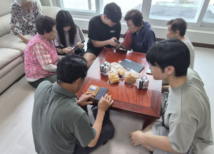 여량고 학생들이 지난 7일 경로당을 찾아가 어르신 대상 스마트폰 교육 봉사활동을 펼치고 있다.(사진=정선군 제공) *재판매 및 DB 금지