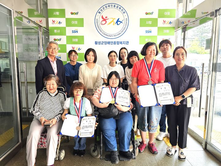[횡성=뉴시스] '2026 강원 장애인기능경기대회' 네일미용 부문에서 금·은·동상을 차지한 횡성군장애인종합복지관 선수들이 기념촬영을 하고 있다. (사진=횡성군 제공) 2026.07.08. photo@newsis.com *재판매 및 DB 금지