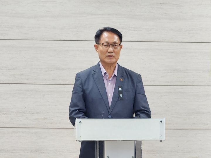 유윤식 충북교사노조위원장이 8일 충북교육청 브리핑실에서 기자회견을 하고 있다.2026.07.08.kipoi@newsis.com *재판매 및 DB 금지