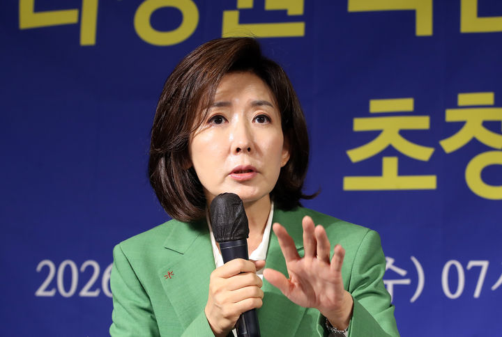 [대구=뉴시스] 정창오 기자 = 나경원 국민의힘 나경원 의원이 8일 오전 대구 남구 이천동 대구아트파크에서 열린 아시아포럼21 초청 토론회에서 모두 발언을 하고 있다. 그는 "대구·경북이 소멸과 역차별 위기에 내몰릴 수 있다"고 말했다. 2026.07.08 photo@newsis.com