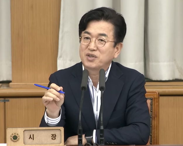 [대전=뉴시스] 조명휘 기자 = 허태정 대전시장이 8일 시청 대회의실에서 취임 후 첫 확대간부회의를 주재하고 있다. 2026.07.08. photo@newsis.com *재판매 및 DB 금지