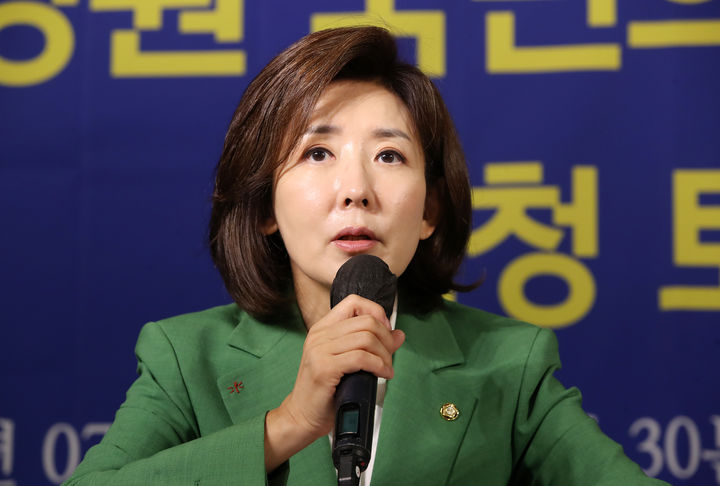 [대구=뉴시스] 정창오 기자=국민의힘 나경원(서울 동작구을) 의원이 8일 오전 대구 남구 이천동 대구아트파크에서 열린 아시아포럼21 초청 토론회에서 모두 발언을 하고 있다. 2026.07.08 photo@newsis.com
