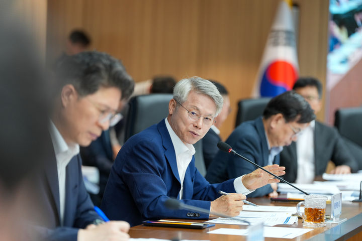 [전남광주=뉴시스] 민형배 전남광주통합특별시장이 8일 전남광주통합특별시청 동부청사 나철실에서 전남광주통합합특별시 제1회 간부회의를 주재하고 있다. (사진 = 전남광주통합특별시 제공). 2026.07.08. photo@newsis.com *재판매 및 DB 금지
